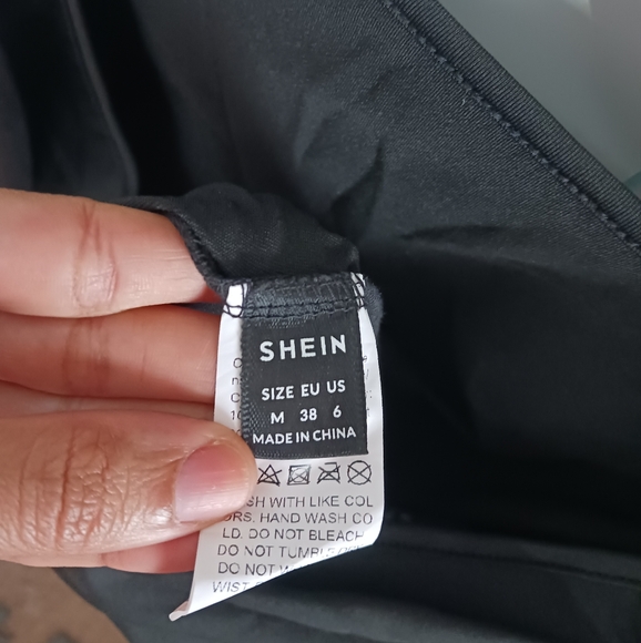 Shein Women black wrap puffer long sleeve top - Picture 11 of 11